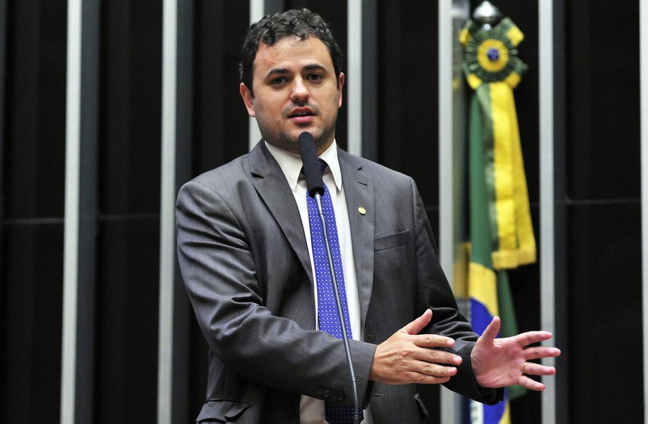 O deputado federal Glauber Braga (Psol-RJ) alertou para as perdas dos direitos sociais no governo de Michel Temer; "Brasil de volta ao mapa da fome? Está caminhando a passos largos. Cresce o desemprego e a extrema pobreza se acentua. Este é o "Cenário da Infância e da Adolescência no Brasil", relatório produzido pela Fundação Abrinq, divulgado esta semana", disse (Foto: Leonardo Lucena) O deputado federal Glauber Braga (Psol-RJ) alertou para as perdas dos direitos sociais no governo de Michel Temer; "Brasil de volta ao mapa da fome? Está caminhando a passos largos. Cresce o desemprego e a extrema pobreza se acentua. Este é o "Cenário da Infância e da Adolescência no Brasil", relatório produzido pela Fundação Abrinq, divulgado esta semana", disse