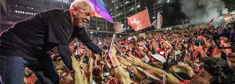 "Lula, sem queremos incorrer na rasa pieguice, precisamos dizê-lo hoje mais do que nunca: você fez muito para nós, brasileiras e brasileiros. Você mostrou que há um Brasil inclusivo possível, um Brasil onde todas e todos cabem, sem distinção de gênero, renda, origem, cor, credo ou opção sexual", diz o ex-ministro Eugênio Aragão, em carta ao ex-presidente Lula; "Você ensinou tolerância, respeito aos que pensam diferente, amor aos que dele carecem"; "Nós agradecemos e assumimos o dever de continuar sua luta, que é a luta de todos nós. Você voltará nos braços das multidões e ensinará a seus detratores que não há força maior que a verdade e a justiça" (Foto: Eugênio Aragão) www.brasil247.com - "Lula, sem queremos incorrer na rasa pieguice, precisamos dizê-lo hoje mais do que nunca: você fez muito para nós, brasileiras e brasileiros. Você mostrou que há um Brasil inclusivo possível, um Brasil onde todas e todos cabem, sem distinção de gênero, renda, origem, cor, credo ou opção sexual", diz o ex-ministro Eugênio Aragão, em carta ao ex-presidente Lula; "Você ensinou tolerância, respeito aos que pensam diferente, amor aos que dele carecem"; "Nós agradecemos e assumimos o dever de continuar sua luta, que é a luta de todos nós. Você voltará nos braços das multidões e ensinará a seus detratores que não há força maior que a verdade e a justiça"