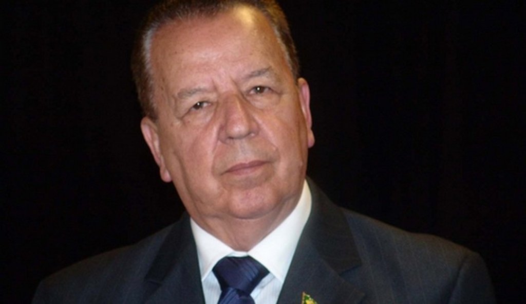 O general Lessa não é um idiota. Trata-se de um direitista raivoso com dotes messiânicos, que pensa que o golpe de 2016 será resolvido com a prisão de Lula, quando não é o Lula o problema, mas, sim, os militares, os juízes, os procuradores, os delegados e os empresários, principalmente os donos do oligopólio Globo, além do Congresso à mercê de gente como o presidiário Eduardo Cunha (Foto: Davis Sena Filho) O general Lessa não é um idiota. Trata-se de um direitista raivoso com dotes messiânicos, que pensa que o golpe de 2016 será resolvido com a prisão de Lula, quando não é o Lula o problema, mas, sim, os militares, os juízes, os procuradores, os delegados e os empresários, principalmente os donos do oligopólio Globo, além do Congresso à mercê de gente como o presidiário Eduardo Cunha