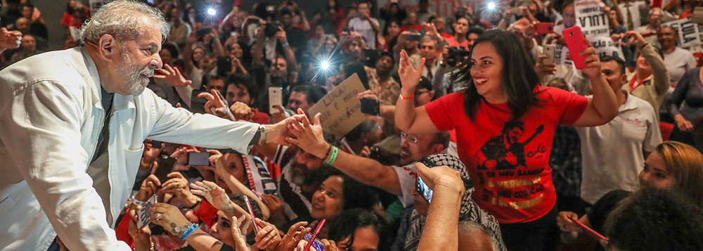 Por quarenta anos, Lula vem revirando esse país; mobilizando, lançando questões, educando para uma política absolutamente distinta em toda a história brasileira. Lula e seu PT, entre erros, acertos e avanços, fizeram o que poucas vezes se fez por aqui: "meteram a mão no vespeiro!"
(Foto: Ângelo Cavalcante) Por quarenta anos, Lula vem revirando esse país; mobilizando, lançando questões, educando para uma política absolutamente distinta em toda a história brasileira. Lula e seu PT, entre erros, acertos e avanços, fizeram o que poucas vezes se fez por aqui: "meteram a mão no vespeiro!"