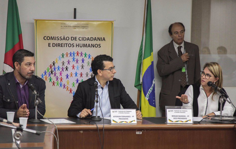 Diretor do Sindicato dos Jornalistas Profissionais do RS, Roberto Carlos Dias, falou sobre as ameaças que vem sofrendo de internautas após criticar o presidenciável Jair Bolsonaro (PSL/RJ); jornalista conta que escreveu mensagem nas redes sociais que dizia “não adianta lamentar a morte de uma criança estuprada e defender o Bolsonaro, réu em dois processos por apologia ao estupro” (Foto: Leonardo Lucena) Diretor do Sindicato dos Jornalistas Profissionais do RS, Roberto Carlos Dias, falou sobre as ameaças que vem sofrendo de internautas após criticar o presidenciável Jair Bolsonaro (PSL/RJ); jornalista conta que escreveu mensagem nas redes sociais que dizia “não adianta lamentar a morte de uma criança estuprada e defender o Bolsonaro, réu em dois processos por apologia ao estupro”