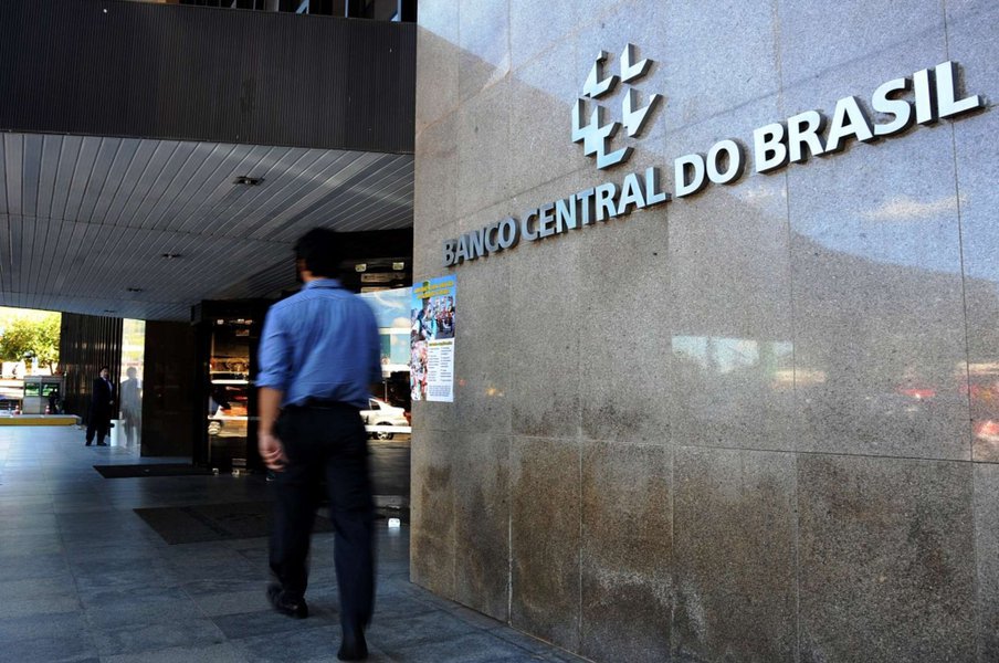 O Banco Central projeta que o crédito voltado para as empresas reduzirá em 2018 ao mesmo tempo em que apontou em que a inadimplência é o principal componente do spread bancário, de acordo com o Relatório de Economia Bancária; o saldo de crédito das pessoas jurídicas deve registrar recuo de 2% neste ano, enquanto que para as pessoas físicas deve aumentar 7% (Foto: Leonardo Lucena) O Banco Central projeta que o crédito voltado para as empresas reduzirá em 2018 ao mesmo tempo em que apontou em que a inadimplência é o principal componente do spread bancário, de acordo com o Relatório de Economia Bancária; o saldo de crédito das pessoas jurídicas deve registrar recuo de 2% neste ano, enquanto que para as pessoas físicas deve aumentar 7%