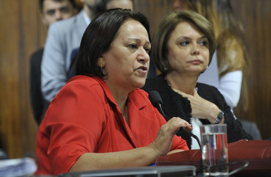 "Eu não poderia deixar de vir a esta tribuna para expressar, com toda a veemência, o meu repúdio à atitude de parlamentares que se se demonstrando verdadeiros herdeiros da cultura da casa-grande e da senzala incentivam a organização de milícias protofascistas e até mesmo o uso do chicote, para açoitar manifestantes que participam dos atos promovidos pela caravana do ex-Presidente Lula", criticou a senadora do PT (Foto: Leonardo Lucena) "Eu não poderia deixar de vir a esta tribuna para expressar, com toda a veemência, o meu repúdio à atitude de parlamentares que se se demonstrando verdadeiros herdeiros da cultura da casa-grande e da senzala incentivam a organização de milícias protofascistas e até mesmo o uso do chicote, para açoitar manifestantes que participam dos atos promovidos pela caravana do ex-Presidente Lula", criticou a senadora do PT