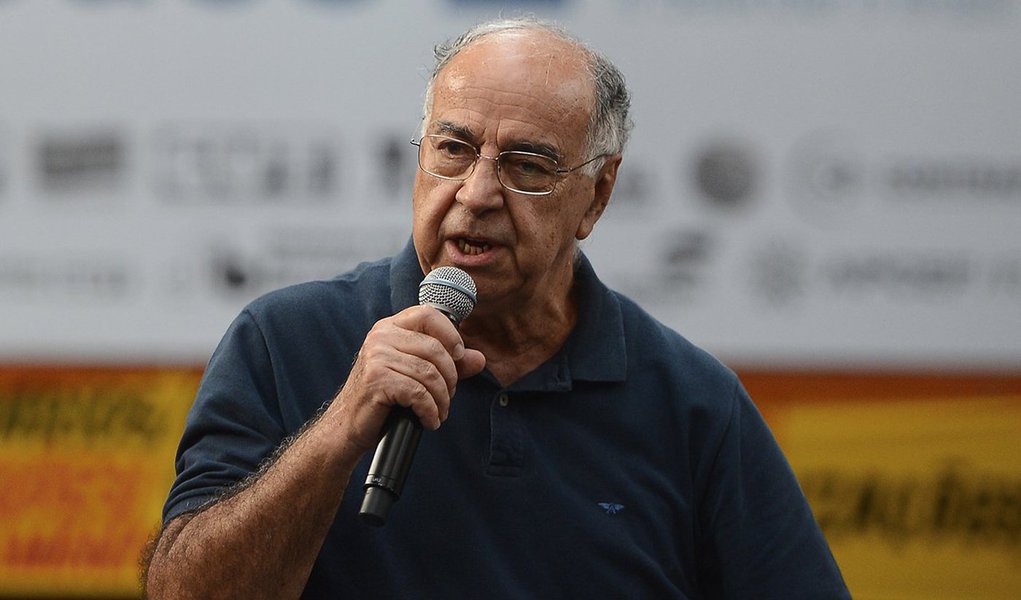 Rio de Janeiro - O geólogo e ex-diretor da Petrobras, Guilherme Estrella fala durante lançamento da campanha de apoio às empresas públicas, Se é público é para todos, na Fundição Progresso (Tomaz Silva/Agência Brasil) (Foto: Gustavo Conde) Rio de Janeiro - O geólogo e ex-diretor da Petrobras, Guilherme Estrella fala durante lançamento da campanha de apoio às empresas públicas, Se é público é para todos, na Fundição Progresso (Tomaz Silva/Agência Brasil)