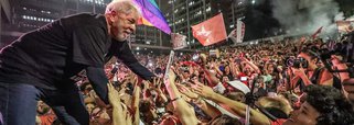 "Lula, sem queremos incorrer na rasa pieguice, precisamos dizê-lo hoje mais do que nunca: você fez muito para nós, brasileiras e brasileiros. Você mostrou que há um Brasil inclusivo possível, um Brasil onde todas e todos cabem, sem distinção de gênero, renda, origem, cor, credo ou opção sexual", diz o ex-ministro Eugênio Aragão, em carta ao ex-presidente Lula; "Você ensinou tolerância, respeito aos que pensam diferente, amor aos que dele carecem"; "Nós agradecemos e assumimos o dever de continuar sua luta, que é a luta de todos nós. Você voltará nos braços das multidões e ensinará a seus detratores que não há força maior que a verdade e a justiça" (Foto: Eugênio Aragão) "Lula, sem queremos incorrer na rasa pieguice, precisamos dizê-lo hoje mais do que nunca: você fez muito para nós, brasileiras e brasileiros. Você mostrou que há um Brasil inclusivo possível, um Brasil onde todas e todos cabem, sem distinção de gênero, renda, origem, cor, credo ou opção sexual", diz o ex-ministro Eugênio Aragão, em carta ao ex-presidente Lula; "Você ensinou tolerância, respeito aos que pensam diferente, amor aos que dele carecem"; "Nós agradecemos e assumimos o dever de continuar sua luta, que é a luta de todos nós. Você voltará nos braços das multidões e ensinará a seus detratores que não há força maior que a verdade e a justiça"