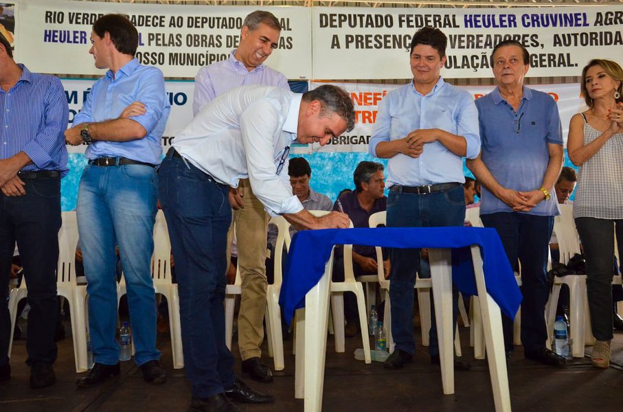 Na passagem por Rio Verde, o governador Marconi Perillo, assinou, em solenidade no Sindicato Rural, convênio da Agência Brasil Central (ABC), representada pelo seu presidente João Bosco Bittencourt, com a Associação Cultural Santa Luzia para que a TV Rio Verde retransmita com exclusividade o sinal integral ou parcial da TV Brasil Central, afiliada nacional da TV Cultura (Foto: José Barbacena) Na passagem por Rio Verde, o governador Marconi Perillo, assinou, em solenidade no Sindicato Rural, convênio da Agência Brasil Central (ABC), representada pelo seu presidente João Bosco Bittencourt, com a Associação Cultural Santa Luzia para que a TV Rio Verde retransmita com exclusividade o sinal integral ou parcial da TV Brasil Central, afiliada nacional da TV Cultura