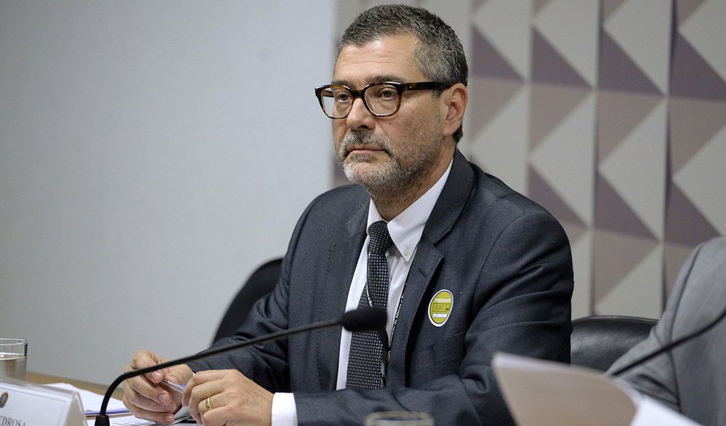 Eventual fracasso nos planos do governo de privatizar seis distribuidoras de eletricidade da estatal Eletrobras, que operam no Norte e Nordeste, pode exigir intervenção nas empresas por parte da Aneel, disse o secretário-executivo do Ministério de Minas e Energia, Paulo Pedrosa; "A agência reguladora tem inclusive todos os elementos para, se ficar caracterizada a inviabilidade da privatização, a agência já caminha com um plano B em paralelo, de licitação das concessões em separado... Uma alternativa caso essa solução, que é extrema, seja adotada, seria fazer uma intervenção provisória nas empresas", disse (Foto: Paulo Emílio) Eventual fracasso nos planos do governo de privatizar seis distribuidoras de eletricidade da estatal Eletrobras, que operam no Norte e Nordeste, pode exigir intervenção nas empresas por parte da Aneel, disse o secretário-executivo do Ministério de Minas e Energia, Paulo Pedrosa; "A agência reguladora tem inclusive todos os elementos para, se ficar caracterizada a inviabilidade da privatização, a agência já caminha com um plano B em paralelo, de licitação das concessões em separado... Uma alternativa caso essa solução, que é extrema, seja adotada, seria fazer uma intervenção provisória nas empresas", disse