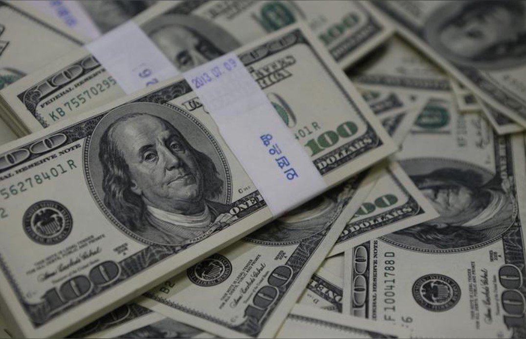 O dólar subiu e voltou ao nível de R$ 3,50 reais , em meio às preocupações de que os juros nos EUA possam subir mais do que o esperado e afetar o fluxo de capital global, fechando abril com a maior valorização mensal em quase um ano e meio; a política local também inspirou a cautela dos investidores diante da eleição bastante indefinida, cenário que não deve mudar tão cedo e continuar pressionando o mercado cambial (Foto: Leonardo Lucena) O dólar subiu e voltou ao nível de R$ 3,50 reais , em meio às preocupações de que os juros nos EUA possam subir mais do que o esperado e afetar o fluxo de capital global, fechando abril com a maior valorização mensal em quase um ano e meio; a política local também inspirou a cautela dos investidores diante da eleição bastante indefinida, cenário que não deve mudar tão cedo e continuar pressionando o mercado cambial