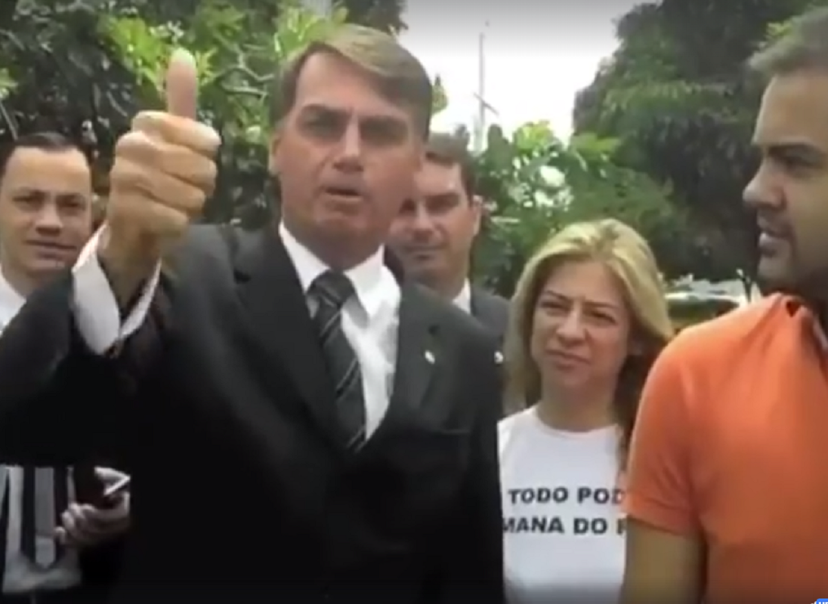 O deputado federal e presidenciável Jair Bolsonaro (PSL-RJ) reuniu dois de seus filhos e um pequeno grupo de seguidores, na manhã de hoje, na Esplanada dos Ministérios, em Brasília (DF), para comemorar o golpe de 31 de março de 1964 (Foto: Fatima 247) O deputado federal e presidenciável Jair Bolsonaro (PSL-RJ) reuniu dois de seus filhos e um pequeno grupo de seguidores, na manhã de hoje, na Esplanada dos Ministérios, em Brasília (DF), para comemorar o golpe de 31 de março de 1964