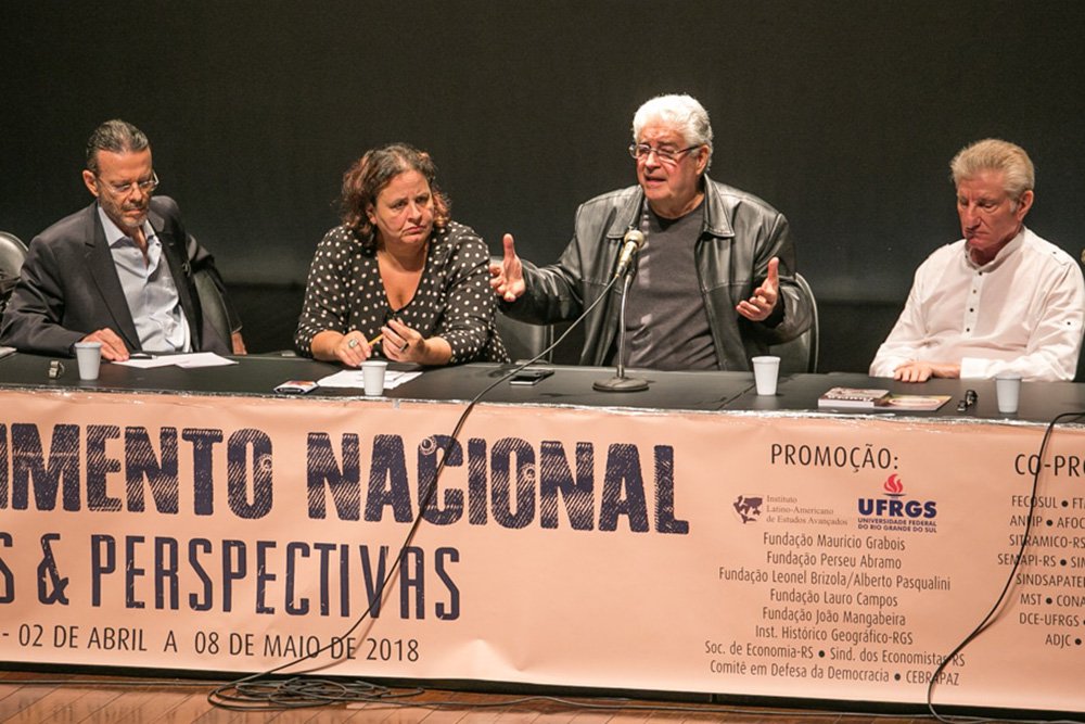 No terceiro encontro do seminário “Desenvolvimento Nacional - Dilemas e Perspectivas” - realizado em parceria entre a UFRGS e fundações ligadas a partidos progressistas, o senador Roberto Requião (MDB-PR) disse que o domínio do sistema financeiro na economia vem se impondo com o governo Temer: “O Temer é rigorosamente insignificante, o domínio é do mercado financeiro; ele também defendeu o estado no papel de planejador e indutor de investimentos (Foto: Voney Malta) No terceiro encontro do seminário “Desenvolvimento Nacional - Dilemas e Perspectivas” - realizado em parceria entre a UFRGS e fundações ligadas a partidos progressistas, o senador Roberto Requião (MDB-PR) disse que o domínio do sistema financeiro na economia vem se impondo com o governo Temer: “O Temer é rigorosamente insignificante, o domínio é do mercado financeiro; ele também defendeu o estado no papel de planejador e indutor de investimentos