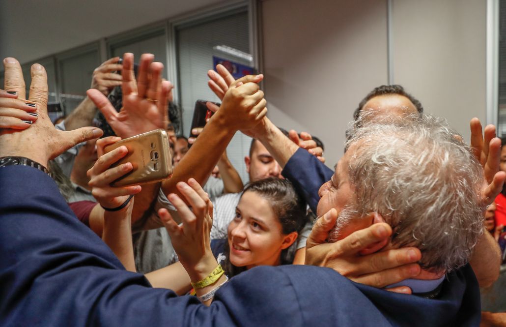 "A prisão de Lula é a negação da justiça. A lei foi substituída pela ponderação de princípios, onde valem critérios absolutamente subjetivos e incontroláveis. Tudo está sendo relativizado para atender à sanha punitivista de setores retrógrados da sociedade", destaca o colunista Ricardo Bruno; para ele, "a inquietação deste momento aponta para dias sombrios, exaustivos e imprevisíveis. Está em jogo a democracia brasileira" (Foto: Ricardo Bruno) "A prisão de Lula é a negação da justiça. A lei foi substituída pela ponderação de princípios, onde valem critérios absolutamente subjetivos e incontroláveis. Tudo está sendo relativizado para atender à sanha punitivista de setores retrógrados da sociedade", destaca o colunista Ricardo Bruno; para ele, "a inquietação deste momento aponta para dias sombrios, exaustivos e imprevisíveis. Está em jogo a democracia brasileira"