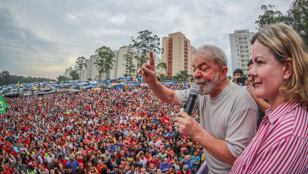 "Ao lembrar sua condição de 'partido de direita' para tentar paralisar um debate necessário sobre o uma Ação Declaratória de Constitucionalidade sobre o trânsito em julgado, o PEN revela de modo grotesco os costumes de um país onde a prática do Direito nada tem a ver com valores universais, como respeito a todo cidadão, qualquer que seja sua preferência política, origem social e raça, mas pode ser manipulada abertamente de acordo com interesses políticos", escreve Paulo Moreira Leite, articulista do 247; PML recorda que "a ação foi apresentada em 2016, quando Lula nem era réu e tenta-se que seja retirada quando ele já se encontra confinado numa cela solitária na sede da Polícia Federal de Curitiba" (Foto: Paulo Moreira Leite) "Ao lembrar sua condição de 'partido de direita' para tentar paralisar um debate necessário sobre o uma Ação Declaratória de Constitucionalidade sobre o trânsito em julgado, o PEN revela de modo grotesco os costumes de um país onde a prática do Direito nada tem a ver com valores universais, como respeito a todo cidadão, qualquer que seja sua preferência política, origem social e raça, mas pode ser manipulada abertamente de acordo com interesses políticos", escreve Paulo Moreira Leite, articulista do 247; PML recorda que "a ação foi apresentada em 2016, quando Lula nem era réu e tenta-se que seja retirada quando ele já se encontra confinado numa cela solitária na sede da Polícia Federal de Curitiba"