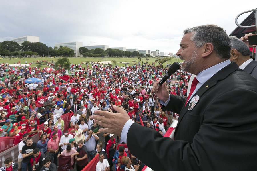 O deputado Paulo Pimenta, líder do PT na Câmara, classificou como uma "enorme violência contra o maior líder popular do País" o mandado de prisão do juiz Sérgio Moro contra o ex-presidente Lula nesta quinta-feira, 5; “Lula é inocente, será nosso presidente. Nós não aceitamos, consideramos um abuso e não vamos permitir que isso seja naturalizado como algo aceitável, porque está em desacordo com a nossa Constituição”, disse o líder petista (Foto: Aquiles Lins) O deputado Paulo Pimenta, líder do PT na Câmara, classificou como uma "enorme violência contra o maior líder popular do País" o mandado de prisão do juiz Sérgio Moro contra o ex-presidente Lula nesta quinta-feira, 5; “Lula é inocente, será nosso presidente. Nós não aceitamos, consideramos um abuso e não vamos permitir que isso seja naturalizado como algo aceitável, porque está em desacordo com a nossa Constituição”, disse o líder petista