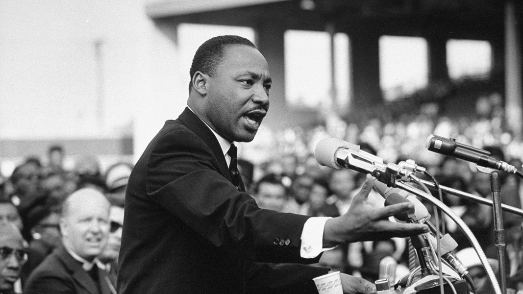 A luta antirracista, pelos direitos civis e pela ancestralidade; o pacifista e ativista Martin Luther King ganhou o mundo nos anos 60 com seus discursos inflamados e com a causa mobilizadora do antissegregaciosnimo; contestou a guerra do Vietnã e denunciou o imperialismo norte-americano; dono de um texto e de uma voz contundentes, contagiou o mundo todo pela busca incessante da igualdade de oportunidades e, por isso, recebeu o prêmio Nobel da Paz de 1964 (Foto: Gustavo Conde) A luta antirracista, pelos direitos civis e pela ancestralidade; o pacifista e ativista Martin Luther King ganhou o mundo nos anos 60 com seus discursos inflamados e com a causa mobilizadora do antissegregaciosnimo; contestou a guerra do Vietnã e denunciou o imperialismo norte-americano; dono de um texto e de uma voz contundentes, contagiou o mundo todo pela busca incessante da igualdade de oportunidades e, por isso, recebeu o prêmio Nobel da Paz de 1964