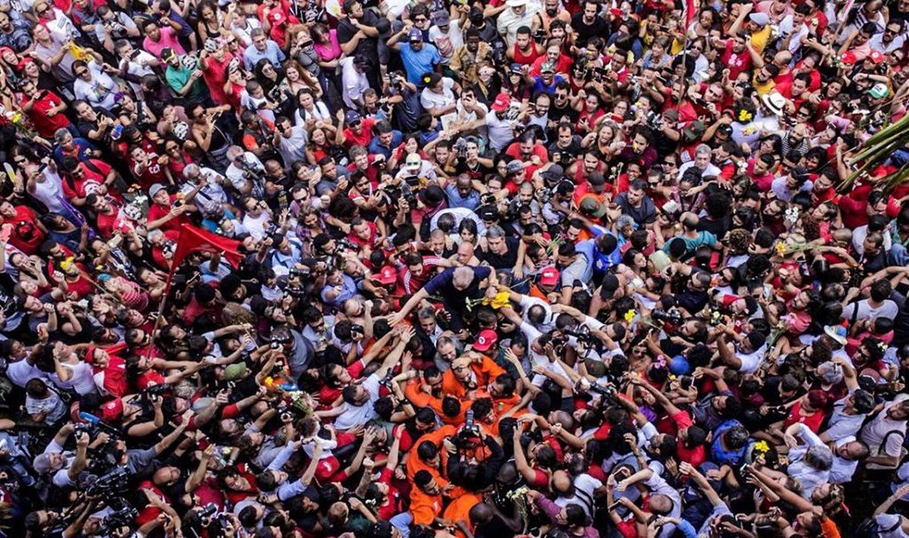 Deixem o Lula na prisão. Quem vai tirá-lo somos nós, expondo esse vexame ao mundo, que está indignando líderes de todo o planeta. Chega desse teatro judicial. O único caminho seguro para a liberdade do Lula é o povo nas ruas (Foto: Celso Raeder) Deixem o Lula na prisão. Quem vai tirá-lo somos nós, expondo esse vexame ao mundo, que está indignando líderes de todo o planeta. Chega desse teatro judicial. O único caminho seguro para a liberdade do Lula é o povo nas ruas