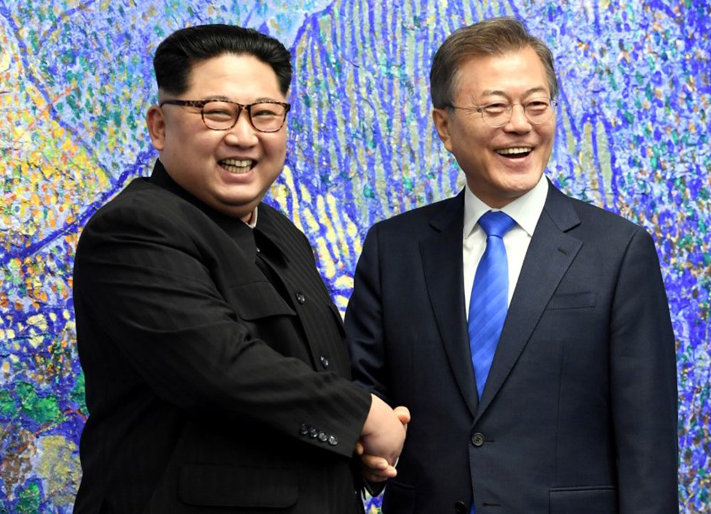 Presidente da Coreia do Sul, Moon Jae-in, e líder da Coreia do Norte, Kim Jong Un 27/04/2018 Korea Summit Press Pool/Pool via Reuters (Foto: Reinaldo) Presidente da Coreia do Sul, Moon Jae-in, e líder da Coreia do Norte, Kim Jong Un 27/04/2018 Korea Summit Press Pool/Pool via Reuters