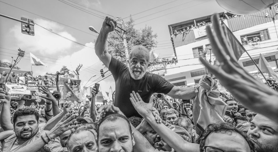"Como vimos hoje - nos braços do povo - Lula está em plena forma e mais firme do que nunca. E há milhões de brasileiros e brasileiras espalhados neste país, indignados com o autoritarismo, com o uso político do Poder Judiciário e com todas as violações que foram cometidas contra Lula, que estão com mais disposição de lutar e defender as ideias do nosso Presidente", diz o deputado Paulo Pimenta (PT-RS); "A fome não foi capaz de intimidar Lula. A ditadura não conseguiu deter Lula. A Globo, Moro e a Lava Jato também não conseguirão macular a história de Lula até aqui, e impedi-lo de cumprir seu destino" (Foto: Paulo Pimenta) "Como vimos hoje - nos braços do povo - Lula está em plena forma e mais firme do que nunca. E há milhões de brasileiros e brasileiras espalhados neste país, indignados com o autoritarismo, com o uso político do Poder Judiciário e com todas as violações que foram cometidas contra Lula, que estão com mais disposição de lutar e defender as ideias do nosso Presidente", diz o deputado Paulo Pimenta (PT-RS); "A fome não foi capaz de intimidar Lula. A ditadura não conseguiu deter Lula. A Globo, Moro e a Lava Jato também não conseguirão macular a história de Lula até aqui, e impedi-lo de cumprir seu destino"