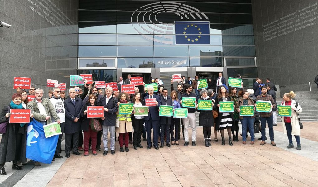 Um ato pela liberdade do ex-presidente Lula foi realizado nesta quarta-feira, 11, na sede do Parlamento Europeu, em Bruxelas, na Bélgica. A manifestação contou com a presença do deputado Arlindo Chinaglia (PT-SP), de parlamentares europeus, do Mercosul, centrais sindicais dos dois continentes e militantes, inclusive brasileiros (Foto: Aquiles Lins) Um ato pela liberdade do ex-presidente Lula foi realizado nesta quarta-feira, 11, na sede do Parlamento Europeu, em Bruxelas, na Bélgica. A manifestação contou com a presença do deputado Arlindo Chinaglia (PT-SP), de parlamentares europeus, do Mercosul, centrais sindicais dos dois continentes e militantes, inclusive brasileiros