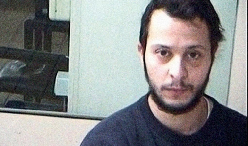 Um tribunal da Bélgica sentenciou o suspeito de participação no ataque em Paris Salah Abdeslam e um outro acusado a 20 anos de prisão nesta segunda-feira por tentar matar policiais durante um tiroteio em Bruxelas em 2016; Abdeslam está em uma prisão francesa aguardando julgamento por seu papel nos ataques do Estado Islâmico em Paris em novembro de 2015, nos quais 130 pessoas foram mortas (Foto: Paulo Emílio) Um tribunal da Bélgica sentenciou o suspeito de participação no ataque em Paris Salah Abdeslam e um outro acusado a 20 anos de prisão nesta segunda-feira por tentar matar policiais durante um tiroteio em Bruxelas em 2016; Abdeslam está em uma prisão francesa aguardando julgamento por seu papel nos ataques do Estado Islâmico em Paris em novembro de 2015, nos quais 130 pessoas foram mortas