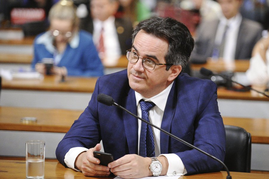 O presidente do PP e senador Ciro Nogueira também tinha o seu carregador de malas. Ele é o ex-assessor dele, José Expedito Rodrigues, que contou à Polícia Federal ter transportado várias vezes bolsas e malas com dinheiro para o presidente do PP e para o deputado Eduardo da Fonte (PP-PE). Rodrigues não foi filmado com o butim, tal como Rocha Loures (Foto: Aquiles Lins) O presidente do PP e senador Ciro Nogueira também tinha o seu carregador de malas. Ele é o ex-assessor dele, José Expedito Rodrigues, que contou à Polícia Federal ter transportado várias vezes bolsas e malas com dinheiro para o presidente do PP e para o deputado Eduardo da Fonte (PP-PE). Rodrigues não foi filmado com o butim, tal como Rocha Loures