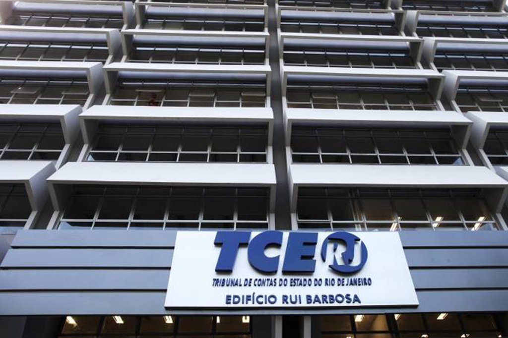 O Ministério Público Federal apresentou denúncia contra os cinco conselheiros afastados do TCE-RJ - Aloysio Guedes, Domingos Brazão, José Gomes Graciosa, Marco Antônio de Alencar, e José Maurício Nolasco; eles são suspeitos de fazer parte de um esquema de cobrança de propina que pode ter desviado até 20% de contratos com órgãos públicos para autoridades públicas, principalmente para integrantes do Tribunal de Contas e da Assembleia Legislativa do Rio durante o governo Sérgio Cabral (Foto: Leonardo Lucena) O Ministério Público Federal apresentou denúncia contra os cinco conselheiros afastados do TCE-RJ - Aloysio Guedes, Domingos Brazão, José Gomes Graciosa, Marco Antônio de Alencar, e José Maurício Nolasco; eles são suspeitos de fazer parte de um esquema de cobrança de propina que pode ter desviado até 20% de contratos com órgãos públicos para autoridades públicas, principalmente para integrantes do Tribunal de Contas e da Assembleia Legislativa do Rio durante o governo Sérgio Cabral