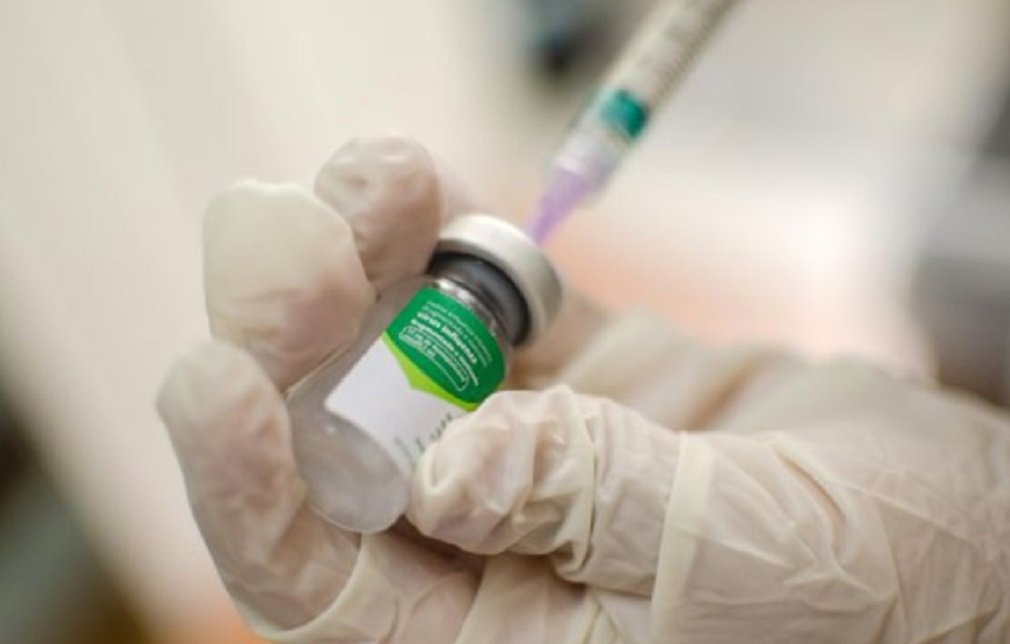O ministro das Cidades, o goiano Alexandre Baldy, anunciou em vídeo gravado nesta segunda-feira que 650 mil vacinas contra H1N1 e H3N2 chegam a Goiânia na próxima quarta (11); lote será encaminhado à Secretaria Estadual da Saúde, que vai distribui-lo aos municípios; no vídeo, Baldy aparece ao lado do ministro da Saúde, Gilberto Occhi, a quem requisitou que a campanha de vacinação fosse antecipada; Baldy argumentou que 6 mortes causadas pelo vírus já foram confirmadas pelas autoridades e que a antecipação era imprescindível (Foto: José Barbacena) O ministro das Cidades, o goiano Alexandre Baldy, anunciou em vídeo gravado nesta segunda-feira que 650 mil vacinas contra H1N1 e H3N2 chegam a Goiânia na próxima quarta (11); lote será encaminhado à Secretaria Estadual da Saúde, que vai distribui-lo aos municípios; no vídeo, Baldy aparece ao lado do ministro da Saúde, Gilberto Occhi, a quem requisitou que a campanha de vacinação fosse antecipada; Baldy argumentou que 6 mortes causadas pelo vírus já foram confirmadas pelas autoridades e que a antecipação era imprescindível