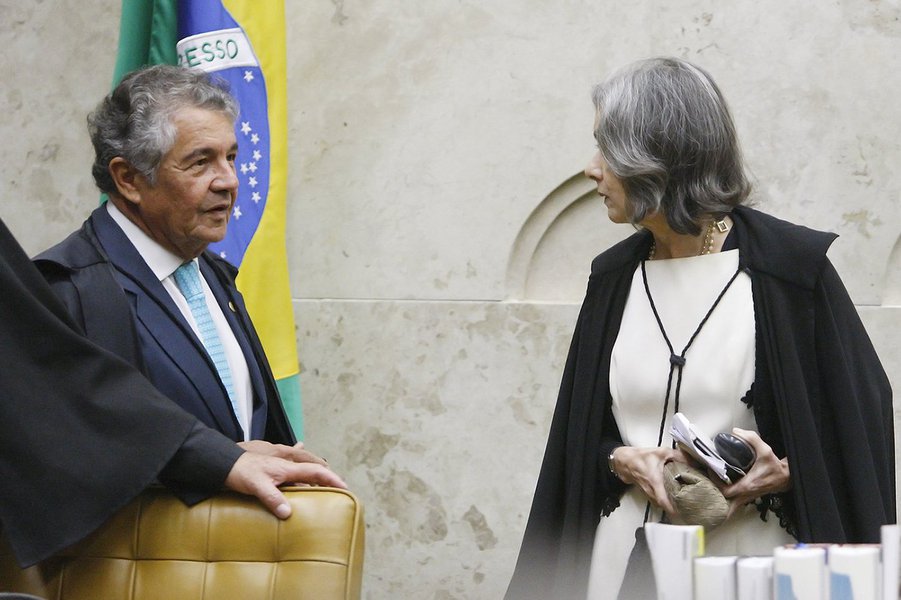 O pós-doutor em Direito e professor da FGV Mário Schapiro explicou: "Marco Aurélio, que é o relator, solicitou à presidente que pautasse a ADC. Para evitar o voto de Rosa, Carmen Lucia manobrou e colocou em votação o HC de Lula. Rosa votou, segundo ela mesma, contra seu entendimento porque entende que não pode divergir do "precedente" liminar da Corte ao decidir um HC. Teria votado diferente se a ação fosse uma ADC. É assim que o Lula será preso, mas será assim que os demais não serão. A ADC será votada em breve (aposto que depois da eleição). Lula sairá da cadeia, mas depois da eleição" (Foto: Aquiles Lins) O pós-doutor em Direito e professor da FGV Mário Schapiro explicou: "Marco Aurélio, que é o relator, solicitou à presidente que pautasse a ADC. Para evitar o voto de Rosa, Carmen Lucia manobrou e colocou em votação o HC de Lula. Rosa votou, segundo ela mesma, contra seu entendimento porque entende que não pode divergir do "precedente" liminar da Corte ao decidir um HC. Teria votado diferente se a ação fosse uma ADC. É assim que o Lula será preso, mas será assim que os demais não serão. A ADC será votada em breve (aposto que depois da eleição). Lula sairá da cadeia, mas depois da eleição"