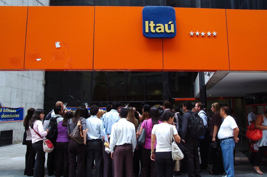 O Relatório de Economia Bancária, publicado hoje pelo Banco Central mostra a maravilha que é o verdadeiro milagre brasileiro: os ganhos do sistema financeiro; "O retorno (lucro) sobre o patrimônio líquido passou, de 2016 para 2017, de 11,6% para 13,8%. É tres a quatro vezes maior que o de países como Suíça (3,2%), Estados Unidos (3,4%), Índia (4,5%), Portugal (4,7%) e Itália (4,7%)", aponsta o jornalista Fernando Brito, do Tijolaço (Foto: Aquiles Lins) O Relatório de Economia Bancária, publicado hoje pelo Banco Central mostra a maravilha que é o verdadeiro milagre brasileiro: os ganhos do sistema financeiro; "O retorno (lucro) sobre o patrimônio líquido passou, de 2016 para 2017, de 11,6% para 13,8%. É tres a quatro vezes maior que o de países como Suíça (3,2%), Estados Unidos (3,4%), Índia (4,5%), Portugal (4,7%) e Itália (4,7%)", aponsta o jornalista Fernando Brito, do Tijolaço