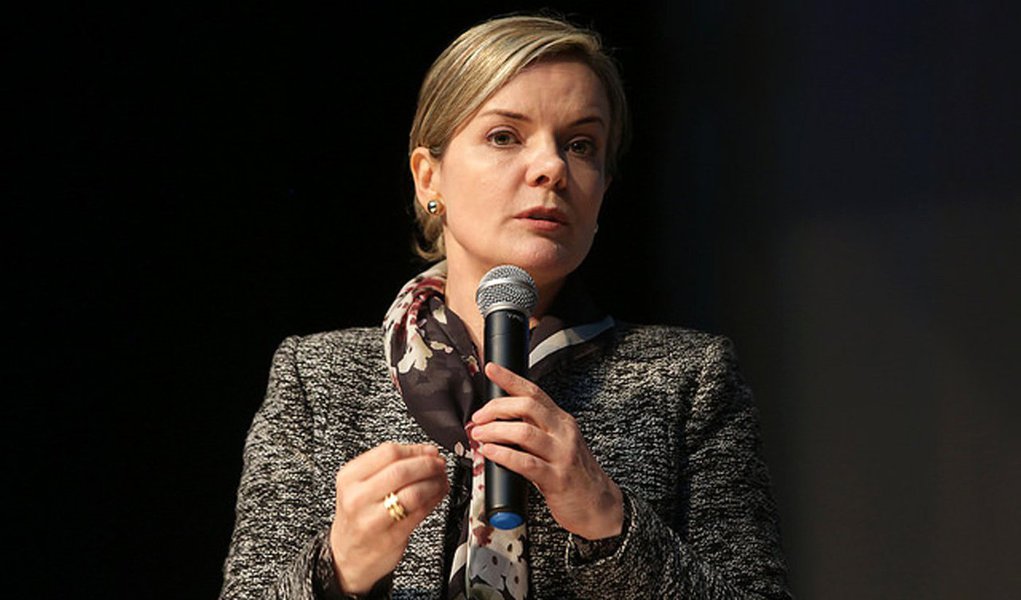 "Estamos fazendo uma denúncia internacional sobre a existência de milícias organizadas no Brasil, que se mostraram agora de forma clara no sul do país e que teêm a clara intenção, não de fazer o embate, a disputa política, mas de impedir que o presidente Lula, que o PT, que as forças populares possam ter trânsito, falar com a população, inclusive ameaçando a integridade física de militantes e dos próprios ex-presidentes", disse a senadora Gleisi Hoffmann (PT-PR) a Leonardo Fernandes, do Brasil de Fato (Foto: Leonardo Attuch) "Estamos fazendo uma denúncia internacional sobre a existência de milícias organizadas no Brasil, que se mostraram agora de forma clara no sul do país e que teêm a clara intenção, não de fazer o embate, a disputa política, mas de impedir que o presidente Lula, que o PT, que as forças populares possam ter trânsito, falar com a população, inclusive ameaçando a integridade física de militantes e dos próprios ex-presidentes", disse a senadora Gleisi Hoffmann (PT-PR) a Leonardo Fernandes, do Brasil de Fato