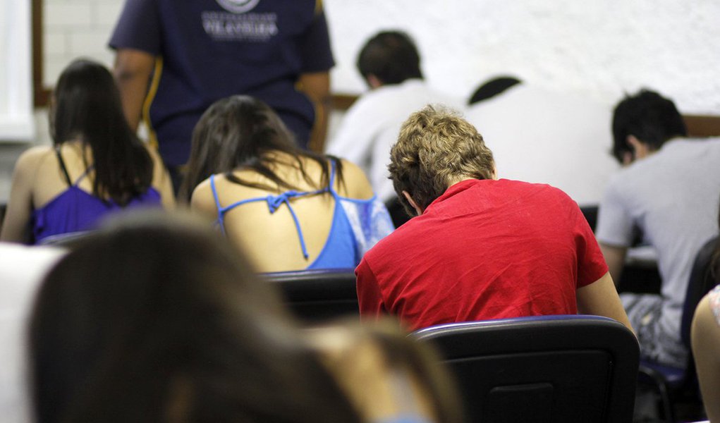 O relatório Research in Brazil, disponibilizado pela Clarivate Analytics à Coordenação de Aperfeiçoamento de Pessoal de Nível Superior (Capes) mostra que as universidades particulares não produzem absolutamente nada de conhecimento relevante no Brasil; a produção científica no país é dependente exclusivamente das universidades públicas; recente relatório do Banco Mundial não levou em conta essa produção; a destruição das universidades públicas no Brasil, como está acontecendo com a UERJ, pode ser a destruição de todo o conhecimento científico que o País produz (Foto: Leonardo Lucena) O relatório Research in Brazil, disponibilizado pela Clarivate Analytics à Coordenação de Aperfeiçoamento de Pessoal de Nível Superior (Capes) mostra que as universidades particulares não produzem absolutamente nada de conhecimento relevante no Brasil; a produção científica no país é dependente exclusivamente das universidades públicas; recente relatório do Banco Mundial não levou em conta essa produção; a destruição das universidades públicas no Brasil, como está acontecendo com a UERJ, pode ser a destruição de todo o conhecimento científico que o País produz