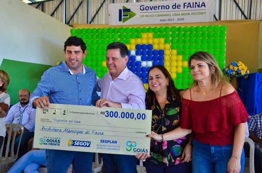 Na cidade de Faina para inaugurar cinco pontes e repassar as primeiras duas parcelas do recurso de R$ 1,5 milhão proveniente do programa Goiás na Frente, o governador Marconi Perillo destacou que nos últimos oito meses visitou os 246 municípios goianos, alguns mais de uma vez, e sempre levou obras, benefícios e realizou inaugurações nessas visitas; “Já são 300 visitas aos municípios, e nunca fui de mãos vazias. Ou inaugurei obras, ou levei recursos para os prefeitos e benefícios para a população”, disse (Foto: José Barbacena) Na cidade de Faina para inaugurar cinco pontes e repassar as primeiras duas parcelas do recurso de R$ 1,5 milhão proveniente do programa Goiás na Frente, o governador Marconi Perillo destacou que nos últimos oito meses visitou os 246 municípios goianos, alguns mais de uma vez, e sempre levou obras, benefícios e realizou inaugurações nessas visitas; “Já são 300 visitas aos municípios, e nunca fui de mãos vazias. Ou inaugurei obras, ou levei recursos para os prefeitos e benefícios para a população”, disse
