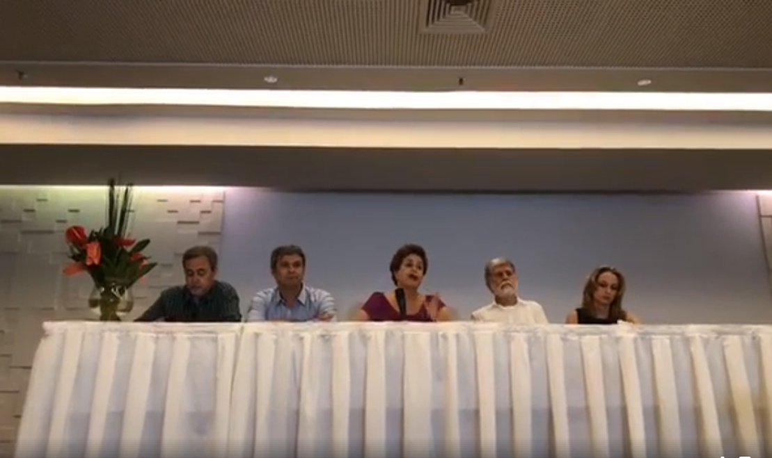 Repercutiu com bastante destaque em muitos veículos globais a entrevista coletiva concedida pela ex-presidente Dilma Rousseff e o embaixador Celso Amorim, no Rio de Janeiro, na tarde de segunda-feira, 26; material produzido pelas agências internacionais – Reuters, AFP, AP, Bloomberg, EFE e BBC –, denunciando a escalada da violência que atingiu a caravana de Lula no Sul do país (Foto: Aquiles Lins) Repercutiu com bastante destaque em muitos veículos globais a entrevista coletiva concedida pela ex-presidente Dilma Rousseff e o embaixador Celso Amorim, no Rio de Janeiro, na tarde de segunda-feira, 26; material produzido pelas agências internacionais – Reuters, AFP, AP, Bloomberg, EFE e BBC –, denunciando a escalada da violência que atingiu a caravana de Lula no Sul do país