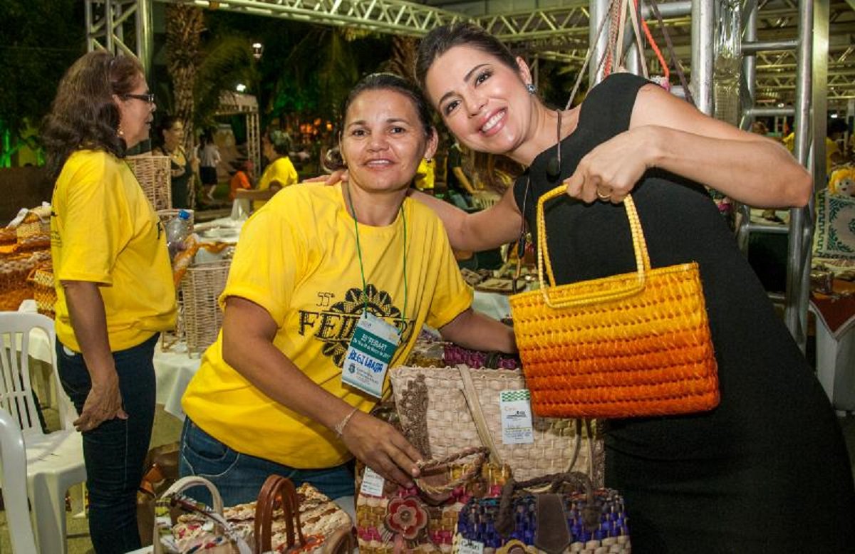 O Ceará será destaque no 10º Salão do Artesanato, no Parque da Cidade, em Brasília. O trabalho de cerca de 1.820 expositores, representantes de 72 entidades artesanais e grupos produtivos de 62 municípios cearenses, cadastrados na Central de Artesanato do Ceará (Ceart), será apresentado para os mais de 80 mil visitantes que passarão pelo evento, a partir desta quarta-feira (4), até o próximo domingo (8). A primeira-dama do Ceará, Onélia Santana estará presente na abertura do evento (Foto: Fatima 247) O Ceará será destaque no 10º Salão do Artesanato, no Parque da Cidade, em Brasília. O trabalho de cerca de 1.820 expositores, representantes de 72 entidades artesanais e grupos produtivos de 62 municípios cearenses, cadastrados na Central de Artesanato do Ceará (Ceart), será apresentado para os mais de 80 mil visitantes que passarão pelo evento, a partir desta quarta-feira (4), até o próximo domingo (8). A primeira-dama do Ceará, Onélia Santana estará presente na abertura do evento