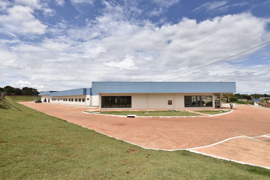O governador Marconi Perillo tornou realidade hoje o sonho de milhares de moradores de cidades localizadas na região do Entorno do Distrito Federal; ao lado do secretário de Saúde, Leonardo Vilela, e do prefeito Hildo do Candango, Marconi entregou a primeira etapa do mais novo hospital estadual de Goiás - o Hospital Estadual de Urgências de Águas Lindas de Goiás; concebido para se tornar referência no atendimento à população da macrorregião Nordeste, o hospital de Águas Lindas irá atender a uma população estimada em 1,2 milhão de habitantes; capacidade operacional é de 124 leitos com mais 25 outros leitos auxiliares (Foto: José Barbacena) O governador Marconi Perillo tornou realidade hoje o sonho de milhares de moradores de cidades localizadas na região do Entorno do Distrito Federal; ao lado do secretário de Saúde, Leonardo Vilela, e do prefeito Hildo do Candango, Marconi entregou a primeira etapa do mais novo hospital estadual de Goiás - o Hospital Estadual de Urgências de Águas Lindas de Goiás; concebido para se tornar referência no atendimento à população da macrorregião Nordeste, o hospital de Águas Lindas irá atender a uma população estimada em 1,2 milhão de habitantes; capacidade operacional é de 124 leitos com mais 25 outros leitos auxiliares