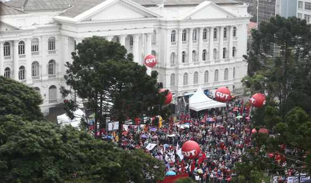 Militantes de movimentos sociais começam se concentrar na Praça Santos Andrade (UFPR), no Centro de Curitiba, e planejam marchar rumo à sede da Superintendência da Polícia Federal, no bairro Santa Cândida, na capital paranaense; além da concentração no centro curitibano, metalúrgicos fecharam a BR-277 que liga a capital ao Litoral; movimento ocorre nas proximidades do aeroporto Afonso Pena, em São José dos Pinhais, região metropolitana (Foto: Aquiles Lins) Militantes de movimentos sociais começam se concentrar na Praça Santos Andrade (UFPR), no Centro de Curitiba, e planejam marchar rumo à sede da Superintendência da Polícia Federal, no bairro Santa Cândida, na capital paranaense; além da concentração no centro curitibano, metalúrgicos fecharam a BR-277 que liga a capital ao Litoral; movimento ocorre nas proximidades do aeroporto Afonso Pena, em São José dos Pinhais, região metropolitana
