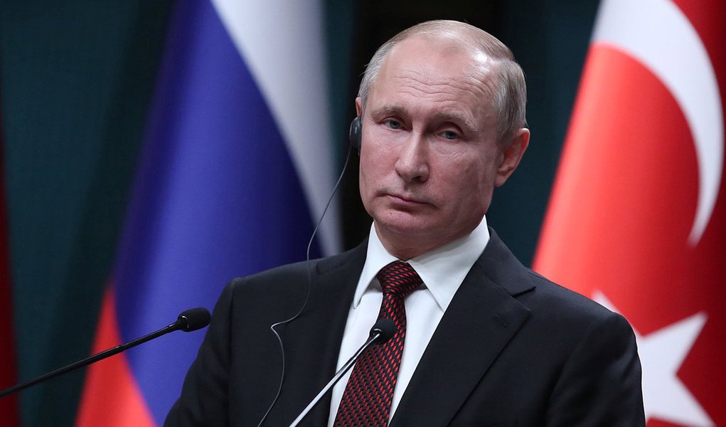 Presidente russo, Vladimir Putin, disse que o Estado Islâmico foi derrotado na Síria, mas que o grupo ainda detém seu potencial destrutivo e que pode atacar países por todo o mundo; "É evidente que, apesar de sua situação militar, esse grupo terrorista detém um significativo potencial destrutivo e a habilidade de mudar suas táticas rapidamente e atacar países e regiões ao redor do mundo", alertou Putin (Foto: Paulo Emílio) Presidente russo, Vladimir Putin, disse que o Estado Islâmico foi derrotado na Síria, mas que o grupo ainda detém seu potencial destrutivo e que pode atacar países por todo o mundo; "É evidente que, apesar de sua situação militar, esse grupo terrorista detém um significativo potencial destrutivo e a habilidade de mudar suas táticas rapidamente e atacar países e regiões ao redor do mundo", alertou Putin