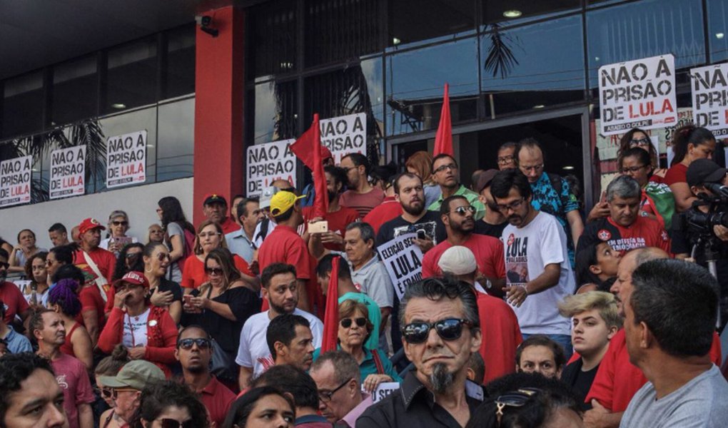 O abastecimento de água do sindicato dos Metalúrgicos do ABC, em São Bernardo do Campo, foi cortado na manhã desta sexta-feira, 6; um caminhão-pipa está no local para retomar o abastecimento e, com isso, o trio que fazia parte do protesto terá que sair para dar espaço ao outro veículo. Ainda não há informação oficial sobre o corte de água (Foto: Aquiles Lins) O abastecimento de água do sindicato dos Metalúrgicos do ABC, em São Bernardo do Campo, foi cortado na manhã desta sexta-feira, 6; um caminhão-pipa está no local para retomar o abastecimento e, com isso, o trio que fazia parte do protesto terá que sair para dar espaço ao outro veículo. Ainda não há informação oficial sobre o corte de água