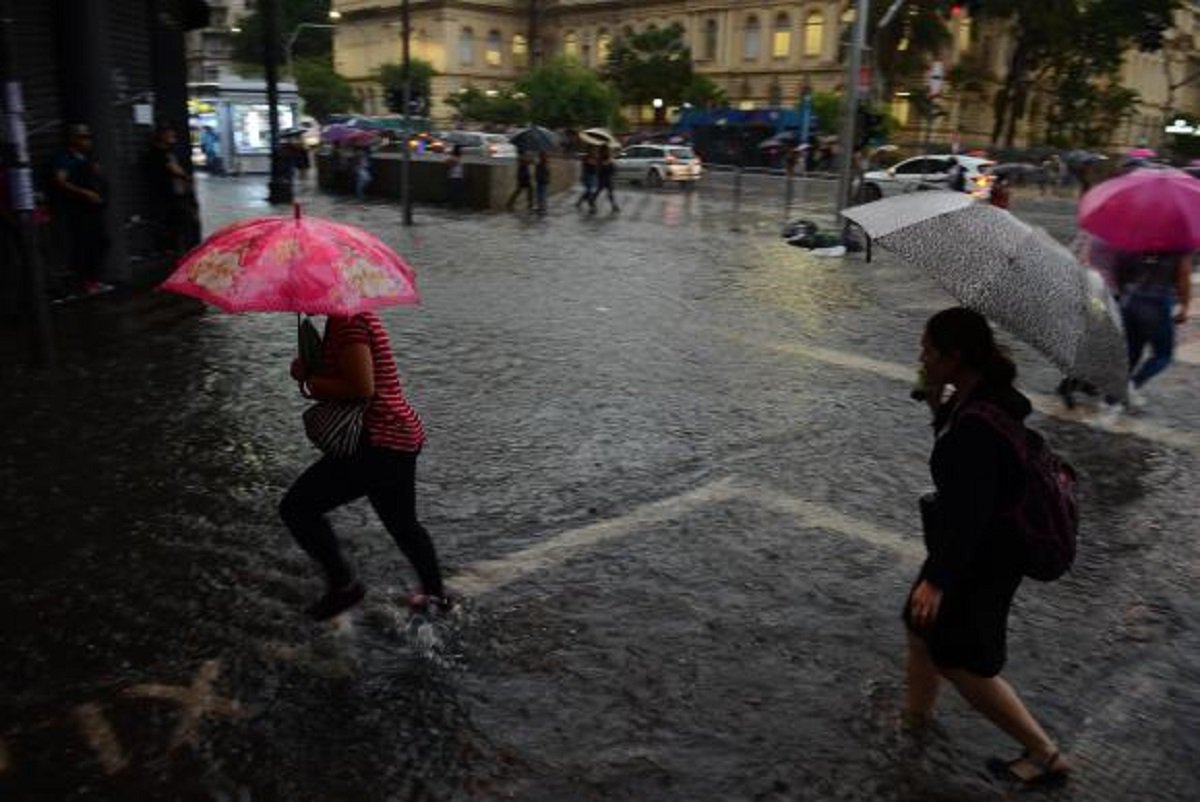 A cidade de São Paulo entrou em estado de atenção para alagamentos na tarde de hoje (30). Segundo o Centro de Gerenciamento de Emergências Climáticas (CGE), as regiões da Zona Sul, Sudeste e Marginal Tietê estão em estado de atenção. Conforme imagens do radar meteorológico, a chuva é forte com potencial para queda de granizo, principalmente entre os bairros do Mboi Mirim, Capela do Socorro e Santo Amaro (Foto: Fatima 247) A cidade de São Paulo entrou em estado de atenção para alagamentos na tarde de hoje (30). Segundo o Centro de Gerenciamento de Emergências Climáticas (CGE), as regiões da Zona Sul, Sudeste e Marginal Tietê estão em estado de atenção. Conforme imagens do radar meteorológico, a chuva é forte com potencial para queda de granizo, principalmente entre os bairros do Mboi Mirim, Capela do Socorro e Santo Amaro