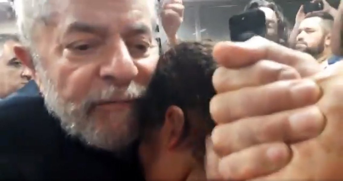 Em um vídeo emocionante que circula nas redes sociais, o ex-presidente Lula consola uma militante que chora no Sindicato dos Metalúrgicos do ABC, em São Bernardo, na noite desta quinta, após a ordem de prisão de Sergio Moro; "Fique tranquila, querida. Fique tranquila, tá. Tudo vai dar certo. Os justos vencerão", diz Lula, beijando a testa e abraçando a jovem; assista (Foto: Gisele Federicce) Em um vídeo emocionante que circula nas redes sociais, o ex-presidente Lula consola uma militante que chora no Sindicato dos Metalúrgicos do ABC, em São Bernardo, na noite desta quinta, após a ordem de prisão de Sergio Moro; "Fique tranquila, querida. Fique tranquila, tá. Tudo vai dar certo. Os justos vencerão", diz Lula, beijando a testa e abraçando a jovem; assista