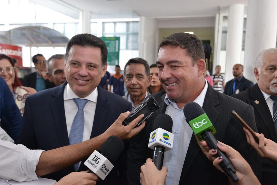 O governador Marconi Perillo (PSDB) fez uma visita oficial ao presidente da Assembleia Legislativa, José Vitti (PSDB), nesta sexta-feira (6). Marconi foi recebido no Salão Nobre do Palácio Alfredo Nasser por deputados, diretores e servidores da Casa; o governador destacou parceria entre os poderes Executivo e Legislativo, afirmando que o apoio da Casa foi fundamental para que Goiás vencesse a pior crise da história do país; "Quero agradecer o presidente José Vitti e o conjunto dos deputados pelo respaldo às medidas duras que tivemos que tomar para fazer face a crise", disse (Foto: José Barbacena) O governador Marconi Perillo (PSDB) fez uma visita oficial ao presidente da Assembleia Legislativa, José Vitti (PSDB), nesta sexta-feira (6). Marconi foi recebido no Salão Nobre do Palácio Alfredo Nasser por deputados, diretores e servidores da Casa; o governador destacou parceria entre os poderes Executivo e Legislativo, afirmando que o apoio da Casa foi fundamental para que Goiás vencesse a pior crise da história do país; "Quero agradecer o presidente José Vitti e o conjunto dos deputados pelo respaldo às medidas duras que tivemos que tomar para fazer face a crise", disse