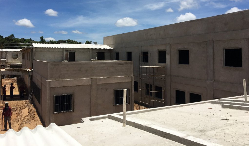 Com 70% de obras executadas, a Cadeia Pública de Altos é uma grande aposta do governo em modernização, segurança prisional e humanização, contando com estrutura de saúde e de tratamento de dependência química, além de módulo educacional; prevista para ser entregue em junho deste ano, a Cadeia tem uma área de 5,5 mil metros quadrados, fica ao lado da Colônia Agrícola Major César Oliveira, a 20 km de Teresina, e tem capacidade para 603 detentos que serão distribuídos em três pavilhões (Foto: Voney Malta) Com 70% de obras executadas, a Cadeia Pública de Altos é uma grande aposta do governo em modernização, segurança prisional e humanização, contando com estrutura de saúde e de tratamento de dependência química, além de módulo educacional; prevista para ser entregue em junho deste ano, a Cadeia tem uma área de 5,5 mil metros quadrados, fica ao lado da Colônia Agrícola Major César Oliveira, a 20 km de Teresina, e tem capacidade para 603 detentos que serão distribuídos em três pavilhões
