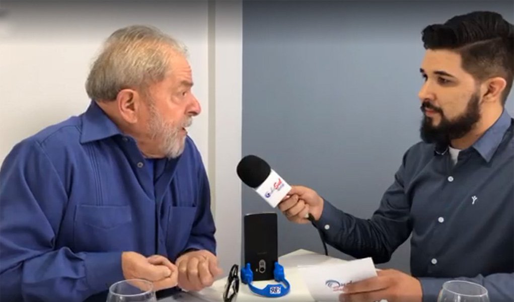 Em entrevista à rádio Onda Sul nesta segunda-feira, 26, o ex-presidente Lula afirmou que as tentativas de agressão que vem sofrendo durante passagem de sua caravana pelo sul do país partem de um mesmo grupo "minoritário" de "vândalos ou fascistas"; "Um cidadão pode fazer comício contra, pode fazer passeata, pode fazer jornal, dar entrevista, pode fazer tudo. Só não pode ser irresponsável de tacar pedra no ônibus. Ontem uma pedra quase quebra o para-brisas. Se quebra, e pega no motorista, o ônibus poderia ficar desgovernado e acontecer uma coisa mais grave", alertou Lula (Foto: Aquiles Lins) Em entrevista à rádio Onda Sul nesta segunda-feira, 26, o ex-presidente Lula afirmou que as tentativas de agressão que vem sofrendo durante passagem de sua caravana pelo sul do país partem de um mesmo grupo "minoritário" de "vândalos ou fascistas"; "Um cidadão pode fazer comício contra, pode fazer passeata, pode fazer jornal, dar entrevista, pode fazer tudo. Só não pode ser irresponsável de tacar pedra no ônibus. Ontem uma pedra quase quebra o para-brisas. Se quebra, e pega no motorista, o ônibus poderia ficar desgovernado e acontecer uma coisa mais grave", alertou Lula