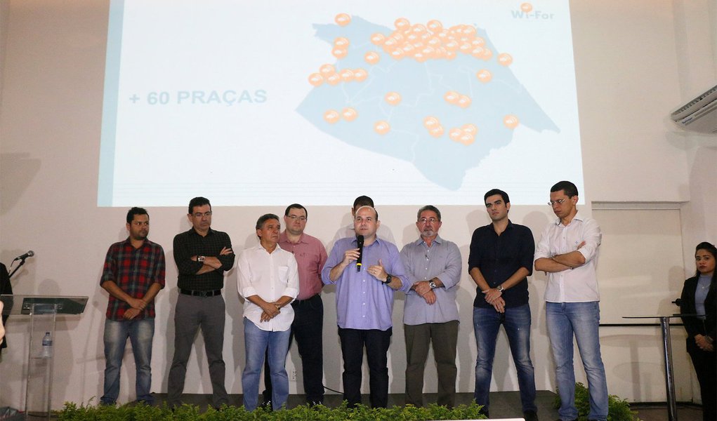 O cronograma do plano de expansão de Wi-Fi em Fortaleza, lançado ontem pela Prefeitura de Fortaleza, prevê a instalação do sinal de internet em 60 praças da Capital no prazo de um ano. “Quando levamos internet gratuita para uma área de lazer, estamos promovendo a inclusão digital. A ideia é transformar Fortaleza em uma cidade mais conectada. Os locais escolhidos são em todas as sete Regionais de Fortaleza, com maior uso ou que serão reformadas, e em toda a orla da cidade”, declarou o prefeito Roberto Cláudio (PDT) (Foto: Rodrigo Rocha) O cronograma do plano de expansão de Wi-Fi em Fortaleza, lançado ontem pela Prefeitura de Fortaleza, prevê a instalação do sinal de internet em 60 praças da Capital no prazo de um ano. “Quando levamos internet gratuita para uma área de lazer, estamos promovendo a inclusão digital. A ideia é transformar Fortaleza em uma cidade mais conectada. Os locais escolhidos são em todas as sete Regionais de Fortaleza, com maior uso ou que serão reformadas, e em toda a orla da cidade”, declarou o prefeito Roberto Cláudio (PDT)