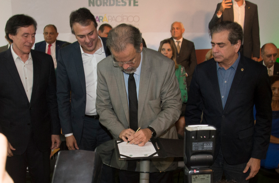 “O Estado é maior e mais forte do que qualquer organização criminosa”, afirmou o governador Camilo Santana (PT) nesta quinta-feira (15), durante o lançamento do Centro de Inteligência Integrada da Polícia Federal em Fortaleza. Presente na solenidade, o ministro da Segurança Pública, Raul Jungmann, pediu um minuto de silêncio pela morte da vereadora Marielle Franco (Psol-RJ) e por todas as pessoas vítimas de violência no País e disse que nenhum destes “bárbaros crimes ficarão impunes” (Foto: Rodrigo Rocha) “O Estado é maior e mais forte do que qualquer organização criminosa”, afirmou o governador Camilo Santana (PT) nesta quinta-feira (15), durante o lançamento do Centro de Inteligência Integrada da Polícia Federal em Fortaleza. Presente na solenidade, o ministro da Segurança Pública, Raul Jungmann, pediu um minuto de silêncio pela morte da vereadora Marielle Franco (Psol-RJ) e por todas as pessoas vítimas de violência no País e disse que nenhum destes “bárbaros crimes ficarão impunes”