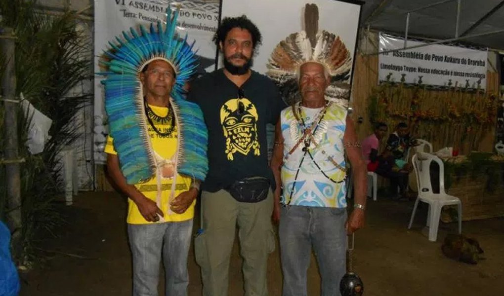 O doutor em Arqueologia Raoni Bernardo Maranhão Valle, 41 anos, foi alvo do atentado em casa de Alter do Chão, Pará, quando dois homens (possivelmente 3) com rostos encobertos portando "garruchas", espingardas adaptadas de cano serrado, atiraram contra o arqueólogo (Foto: Aquiles Lins) O doutor em Arqueologia Raoni Bernardo Maranhão Valle, 41 anos, foi alvo do atentado em casa de Alter do Chão, Pará, quando dois homens (possivelmente 3) com rostos encobertos portando "garruchas", espingardas adaptadas de cano serrado, atiraram contra o arqueólogo