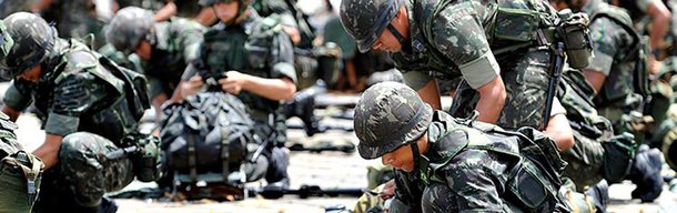 Agora como farsa, mas uma farsa cruel, a história está se repetindo à frente de nossos olhos, com seu cortejo de apodrecidos meios de comunicação, militares ansiosos por dar alguma função a seu treinamento, e justamente contra o povo que os arma e lhes paga, juízes ansiosos para estar do lado vencedor e pessoas comuns, aquelas “de bem”, apoiando o “retorno imediato à ordem” (Foto: Luiz Cláudio Machado dos Santos) Agora como farsa, mas uma farsa cruel, a história está se repetindo à frente de nossos olhos, com seu cortejo de apodrecidos meios de comunicação, militares ansiosos por dar alguma função a seu treinamento, e justamente contra o povo que os arma e lhes paga, juízes ansiosos para estar do lado vencedor e pessoas comuns, aquelas “de bem”, apoiando o “retorno imediato à ordem”
