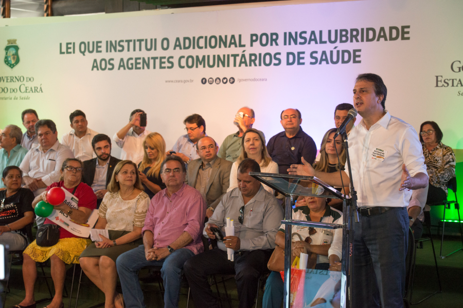 O governador Camilo Santana (PT) sancionou nesta segunda-feira (12) a lei que institui o adicional de insalubridade para os agentes comunitários. O benefício assegurado é de 20% sobre a remuneração para a categoria. “Essa sanção é um reconhecimento ao papel e ao trabalho que esses profissionais exercem para todos os irmãos e irmãs cearenses. São homens e mulheres que visitam todos os dias as residências, que orientam, que aconselham. Eles são uma mistura de várias profissões, enfermeiro, médico, psicólogo, professor. Que eles tenham sempre do Governo do Ceará a gratidão pelo grande serviço que prestam”, declarou o chefe do Executivo Estadual (Foto: Rodrigo Rocha) O governador Camilo Santana (PT) sancionou nesta segunda-feira (12) a lei que institui o adicional de insalubridade para os agentes comunitários. O benefício assegurado é de 20% sobre a remuneração para a categoria. “Essa sanção é um reconhecimento ao papel e ao trabalho que esses profissionais exercem para todos os irmãos e irmãs cearenses. São homens e mulheres que visitam todos os dias as residências, que orientam, que aconselham. Eles são uma mistura de várias profissões, enfermeiro, médico, psicólogo, professor. Que eles tenham sempre do Governo do Ceará a gratidão pelo grande serviço que prestam”, declarou o chefe do Executivo Estadual