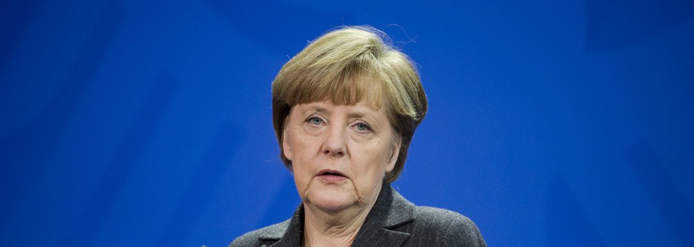 German Chancellor Angela Merkel addresses the media during a joint press conference as part of a meeting with Prime Minister of Singapore Lee Hsien Loong at the chancellery in Berlin, Germany, Tuesday, Feb. 3, 2015. (AP Photo/Steffi Loos) (Foto: Leonardo Lucena) German Chancellor Angela Merkel addresses the media during a joint press conference as part of a meeting with Prime Minister of Singapore Lee Hsien Loong at the chancellery in Berlin, Germany, Tuesday, Feb. 3, 2015. (AP Photo/Steffi Loos)
