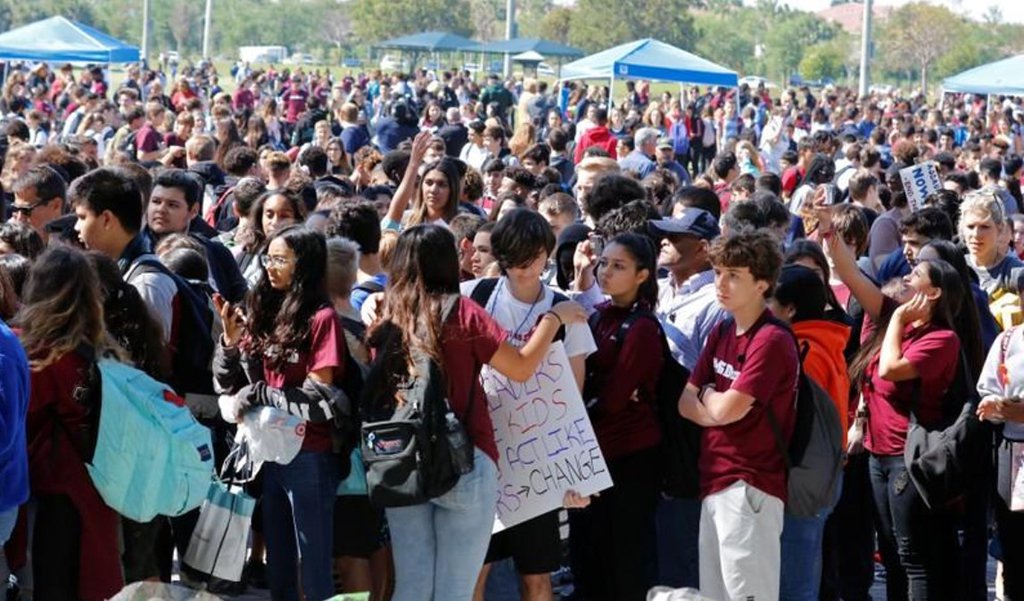 Estudantes dos Estados Unidos deixaram as salas de aula aos milhares com cartazes e slogans como "Queremos mudanças" em um protesto de costa a costa contra a violência das armas desencadeado por um massacre a tiros em uma escola secundária da Flórida no mês passado, quando 17 alunos e funcionários na escola secundária Marjory Stoneman Douglas de Parkland, na Flórida, foram assassinados; o massacre foi o mais recente de vários ocorridos em escolas e universidades dos EUA desde o ataque em Columbine (Foto: Leonardo Lucena) Estudantes dos Estados Unidos deixaram as salas de aula aos milhares com cartazes e slogans como "Queremos mudanças" em um protesto de costa a costa contra a violência das armas desencadeado por um massacre a tiros em uma escola secundária da Flórida no mês passado, quando 17 alunos e funcionários na escola secundária Marjory Stoneman Douglas de Parkland, na Flórida, foram assassinados; o massacre foi o mais recente de vários ocorridos em escolas e universidades dos EUA desde o ataque em Columbine