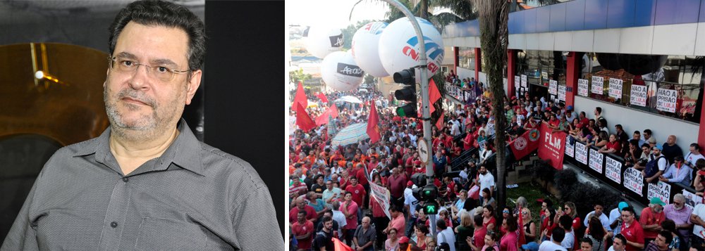 "O que nós temos que fazer aqui é chamar todas as pessoas que defendem os direitos democráticos a comparecer imediatamente ao Sindicato dos Metalúrgicos de São Bernardo do Campo. Nós não podemos permitir que uma tal ilegalidade seja realizada sem uma luta ativa. Todas as pessoas conscientes têm que se deslocar para São Bernardo do Campo e cercar a pessoa do ex-presidente da república, impedindo que se concretize a ilegalidade máxima da sua prisão", diz o presidente do PCO; vídeo (Foto: Gustavo Conde) "O que nós temos que fazer aqui é chamar todas as pessoas que defendem os direitos democráticos a comparecer imediatamente ao Sindicato dos Metalúrgicos de São Bernardo do Campo. Nós não podemos permitir que uma tal ilegalidade seja realizada sem uma luta ativa. Todas as pessoas conscientes têm que se deslocar para São Bernardo do Campo e cercar a pessoa do ex-presidente da república, impedindo que se concretize a ilegalidade máxima da sua prisão", diz o presidente do PCO; vídeo